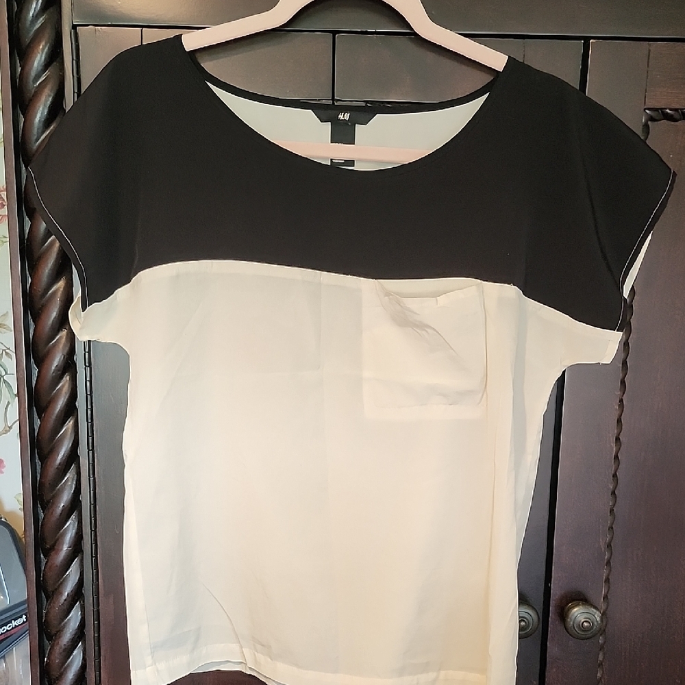 4/$20 H&M Black and White Short Sleeve Colorblock Blouse